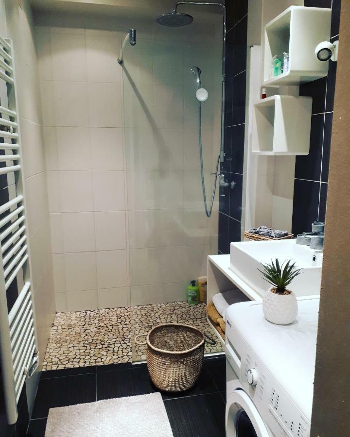 Apartment F3 Quartier Valrose , Proche De La Liberation !!